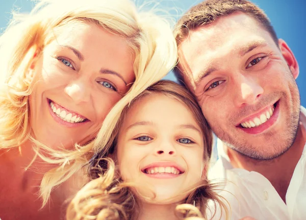 Gelukkige familie met blauwe hemel — Stockfoto