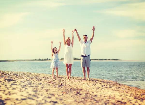 Familia feliz en la orilla del mar — Foto de Stock