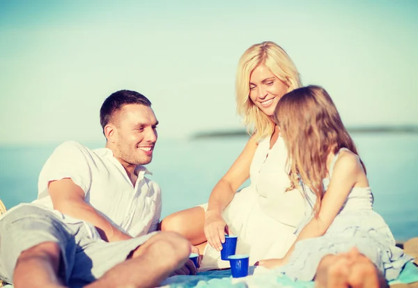 Glückliche Familie beim Picknick — Stockfoto