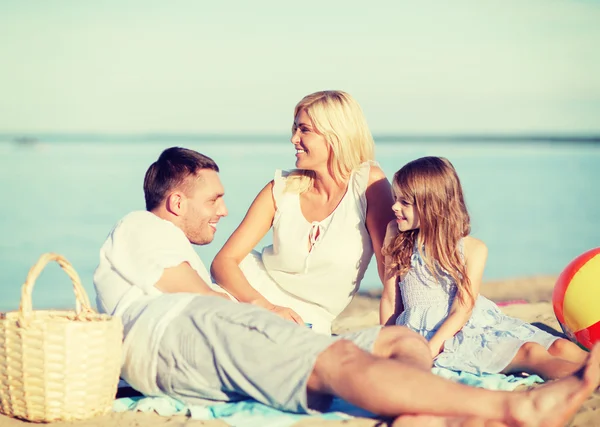 Met een picknick en gelukkige familie — Stockfoto