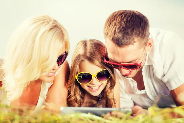 Familia feliz con tableta pc tomando fotos — Foto de Stock