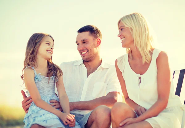 Família feliz fazendo um piquenique — Fotografia de Stock