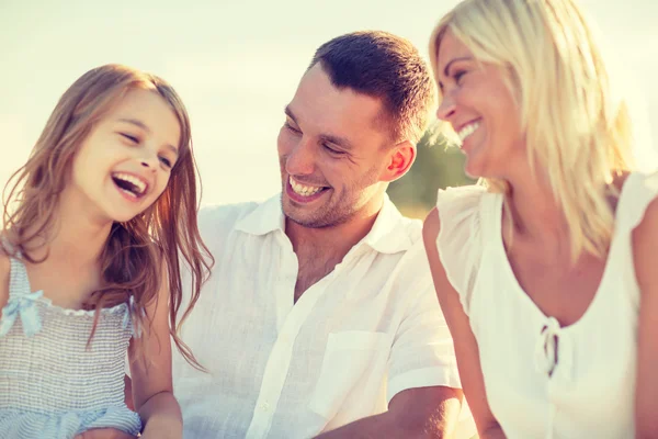 Família feliz fazendo um piquenique — Fotografia de Stock