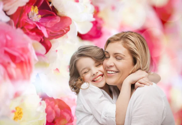 Feliz madre e hija abrazándose — Foto de Stock