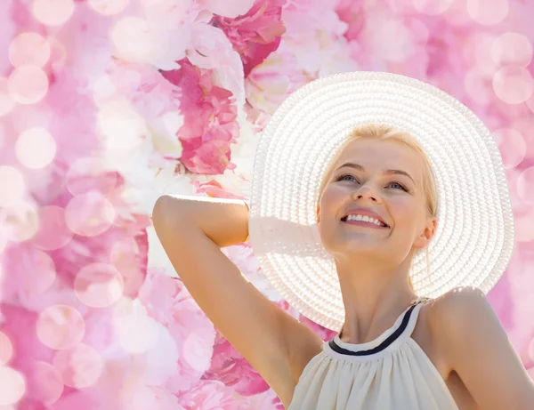 Hermosa mujer disfrutando del verano al aire libre — Foto de Stock