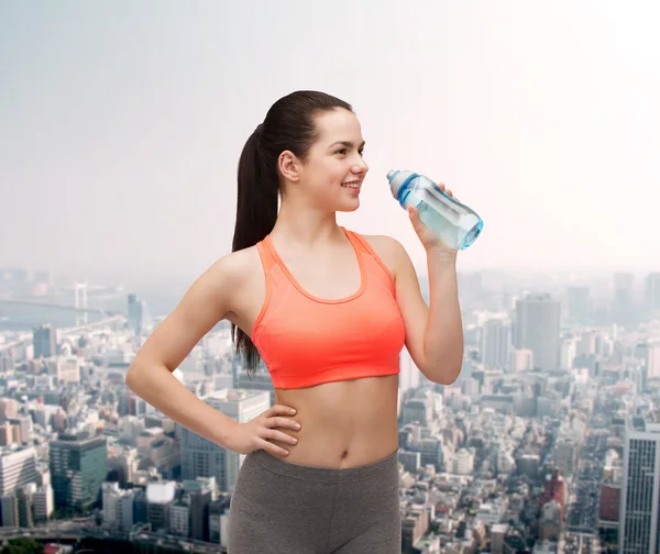 Donna sportiva con bottiglia d'acqua — Foto Stock