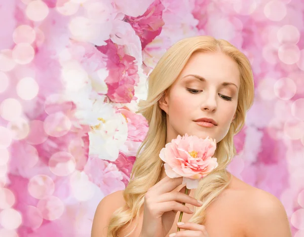 Mooie vrouw met pioenroos bloem — Stockfoto