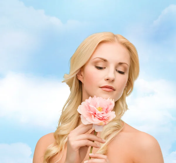 Mulher encantadora com flor de peônia — Fotografia de Stock
