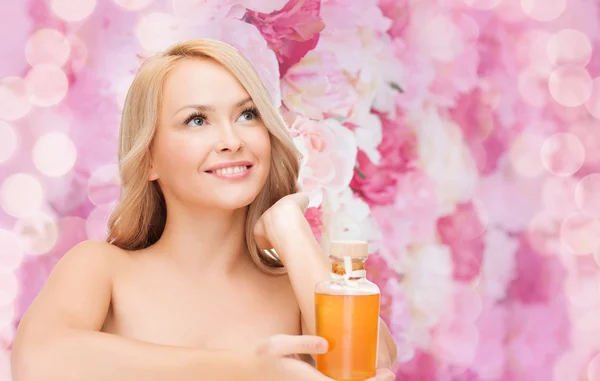 Mulher feliz com garrafa de óleo — Fotografia de Stock