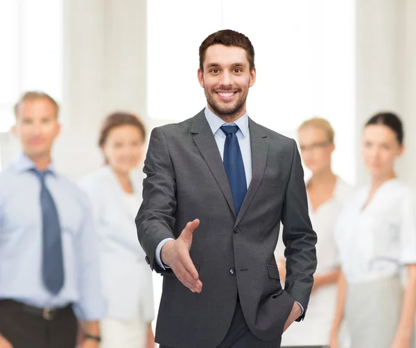 Hombre de negocios con la mano abierta listo para el apretón de manos — Foto de Stock