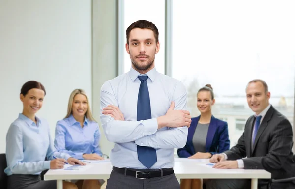 Schöner Geschäftsmann mit verschränkten Armen — Stockfoto