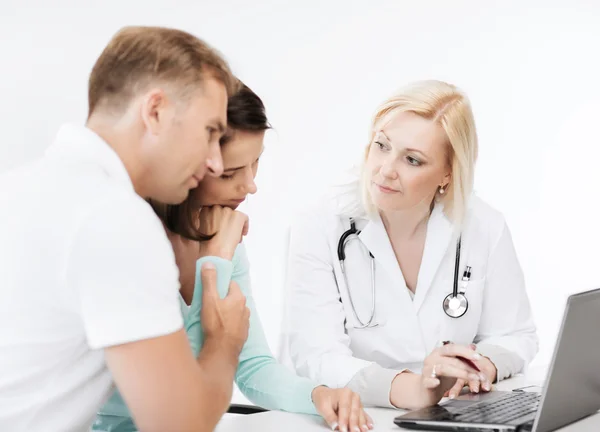 Medico con pazienti che guardano laptop — Foto Stock