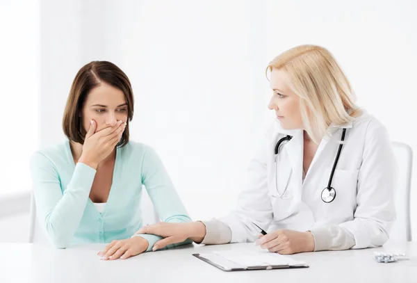 Médico con paciente en el hospital — Foto de Stock