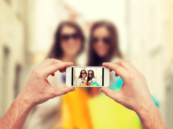 Närbild på händerna ta bild med smartphone — Stockfoto