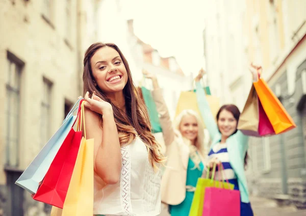 Bella donna con shopping bags in il ctiy — Foto Stock
