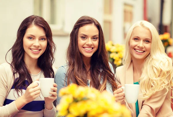 三个漂亮的女孩在咖啡馆里喝咖啡 — 图库照片