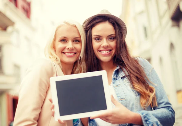 Hermosas chicas con pantalla de PC tableta en blanco —  Fotos de Stock