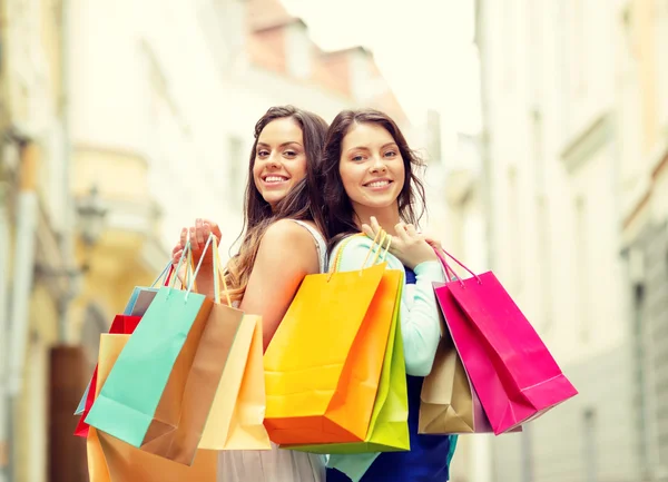 Belle donne con shopping bags nel ctiy — Foto Stock