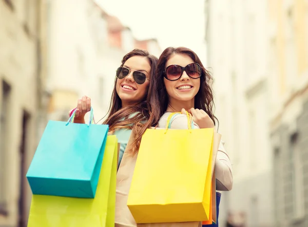 Deux filles en lunettes de soleil avec des sacs à provisions en ctiy — Photo