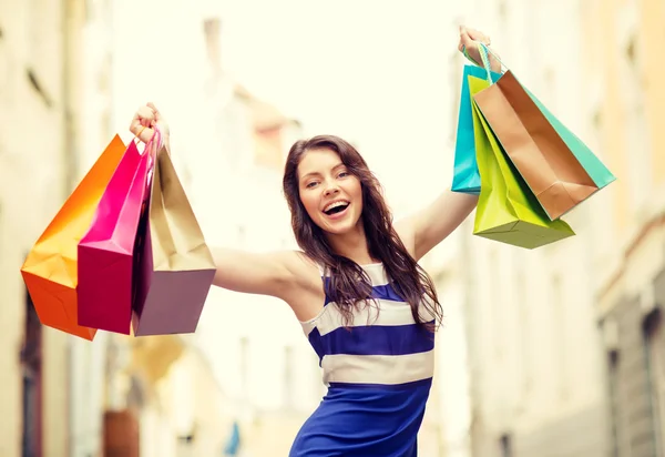 Bella donna con shopping bags in il ctiy — Foto Stock