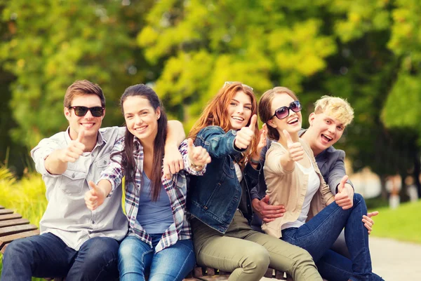 Grupo de estudantes ou adolescentes mostrando polegares para cima — Fotografia de Stock