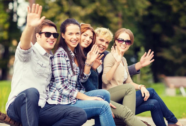 Groep studenten of tieners handen zwaaien — Stockfoto