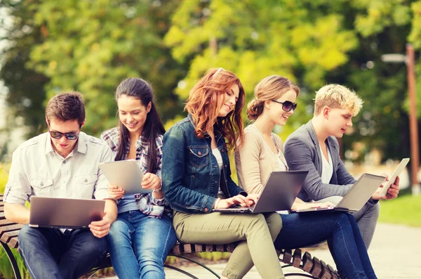 Studenti o adolescenti con computer portatili — Foto Stock