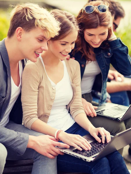 Estudiantes o adolescentes con computadoras portátiles — Foto de Stock