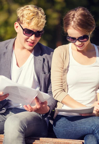 Zwei Studenten oder Teenager hängen herum — Stockfoto