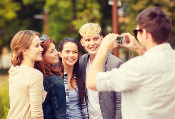 Adolescentes tomando fotos afuera Imagen De Stock