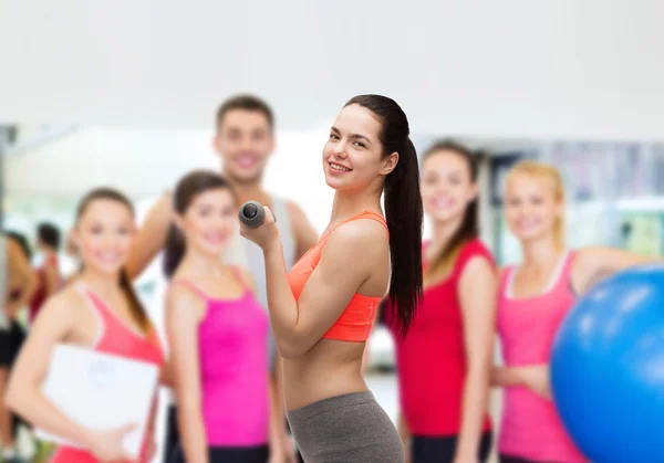 Joven mujer deportiva con pesas ligeras —  Fotos de Stock