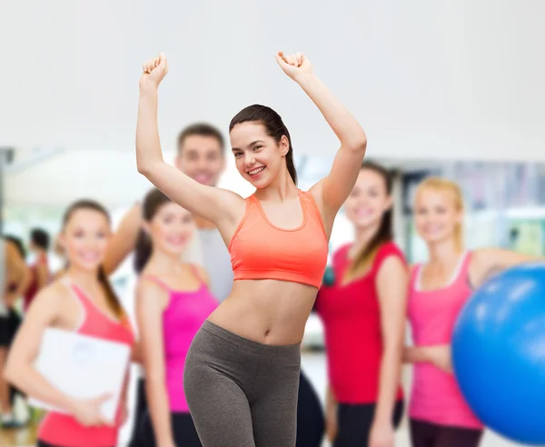 Sorridente adolescente in abbigliamento sportivo danza — Foto Stock