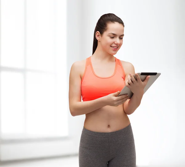 Sportliche Frau mit Tablet-PC — Stockfoto