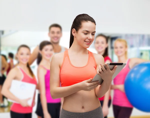 Sportieve vrouw met tablet pc-computer — Stockfoto