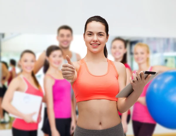 Sportieve vrouw met tablet pc-computer — Stockfoto