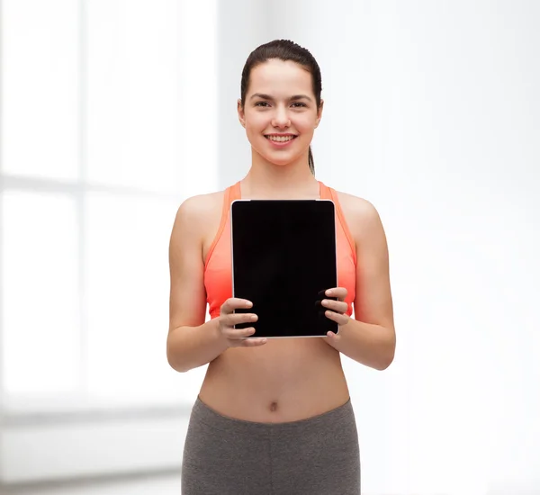 Sportliche Frau mit leerem Bildschirm am Tablet-PC — Stockfoto