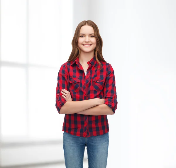 Lachende jonge vrouw in casual kleding — Stockfoto