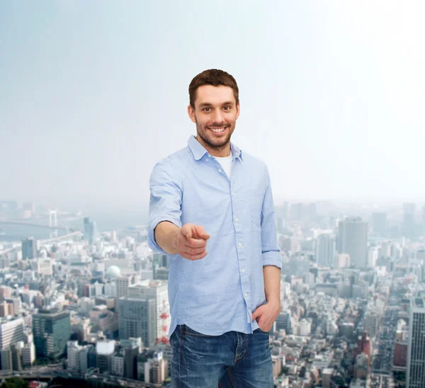 Sonriente hombre señalándote con el dedo — Foto de Stock