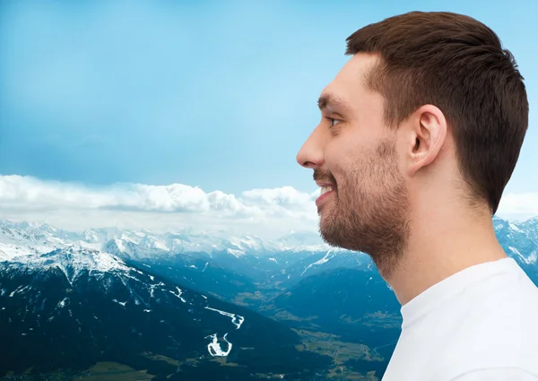 Porträt eines lächelnden jungen gutaussehenden Mannes — Stockfoto