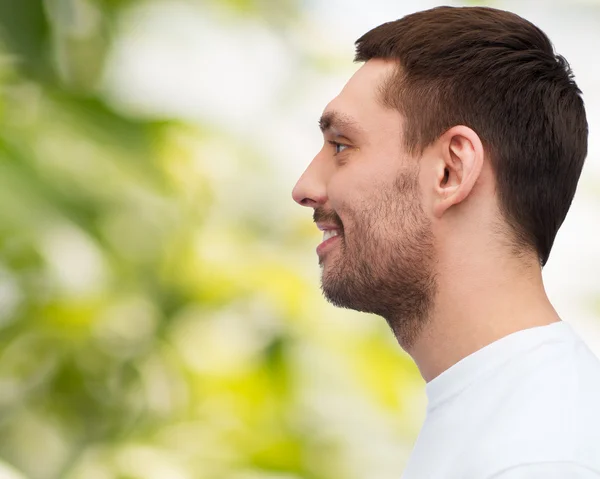 Portret van de jonge knappe man glimlachen — Stockfoto