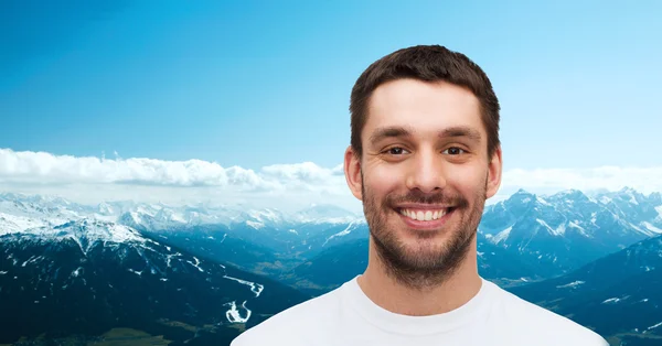 Retrato de homem bonito jovem sorridente — Fotografia de Stock