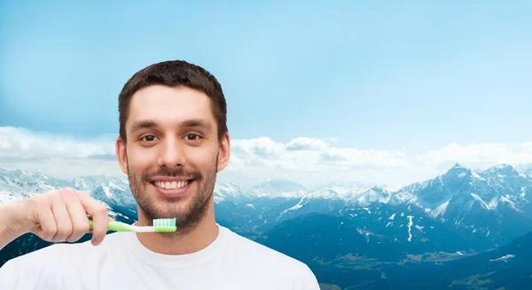 Jovem sorridente com escova de dentes — Fotografia de Stock