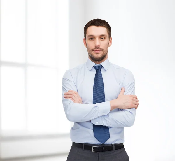 Schöner Geschäftsmann mit verschränkten Armen — Stockfoto