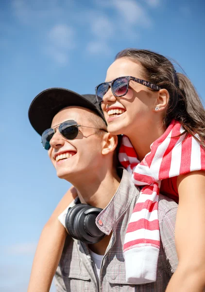 Adolescents souriants dans des lunettes de soleil s'amuser à l'extérieur — Photo