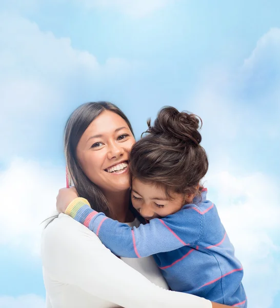 Abrazando a madre e hija —  Fotos de Stock