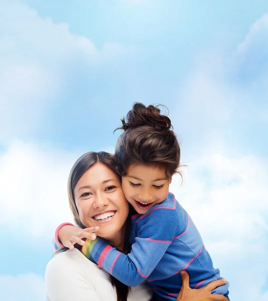 Abrazando a madre e hija —  Fotos de Stock