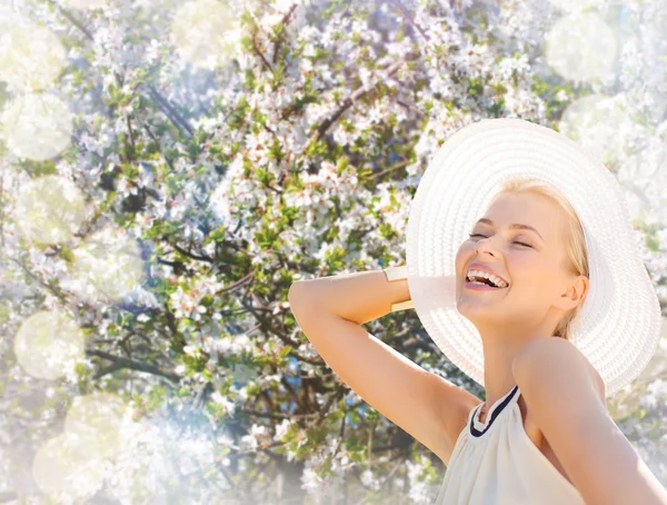 Schöne Frau genießt den Sommer im Freien — Stockfoto