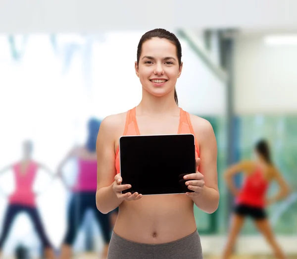 Sportliche Frau mit leerem Bildschirm am Tablet-PC — Stockfoto