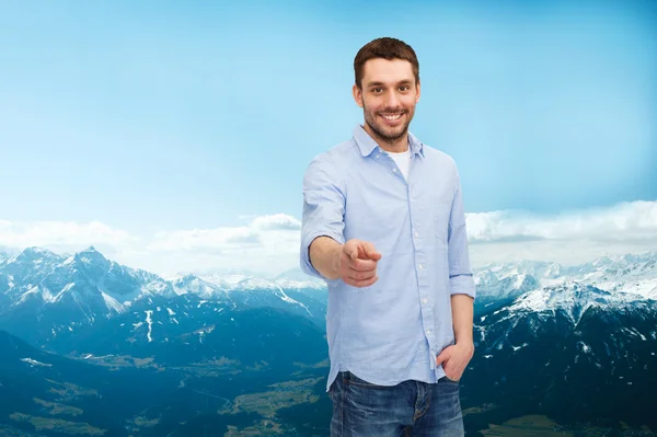 Lächelnder Mann, der mit dem Finger auf dich zeigt — Stockfoto