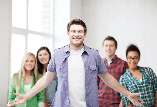 Grupo de estudiantes en la escuela — Foto de Stock